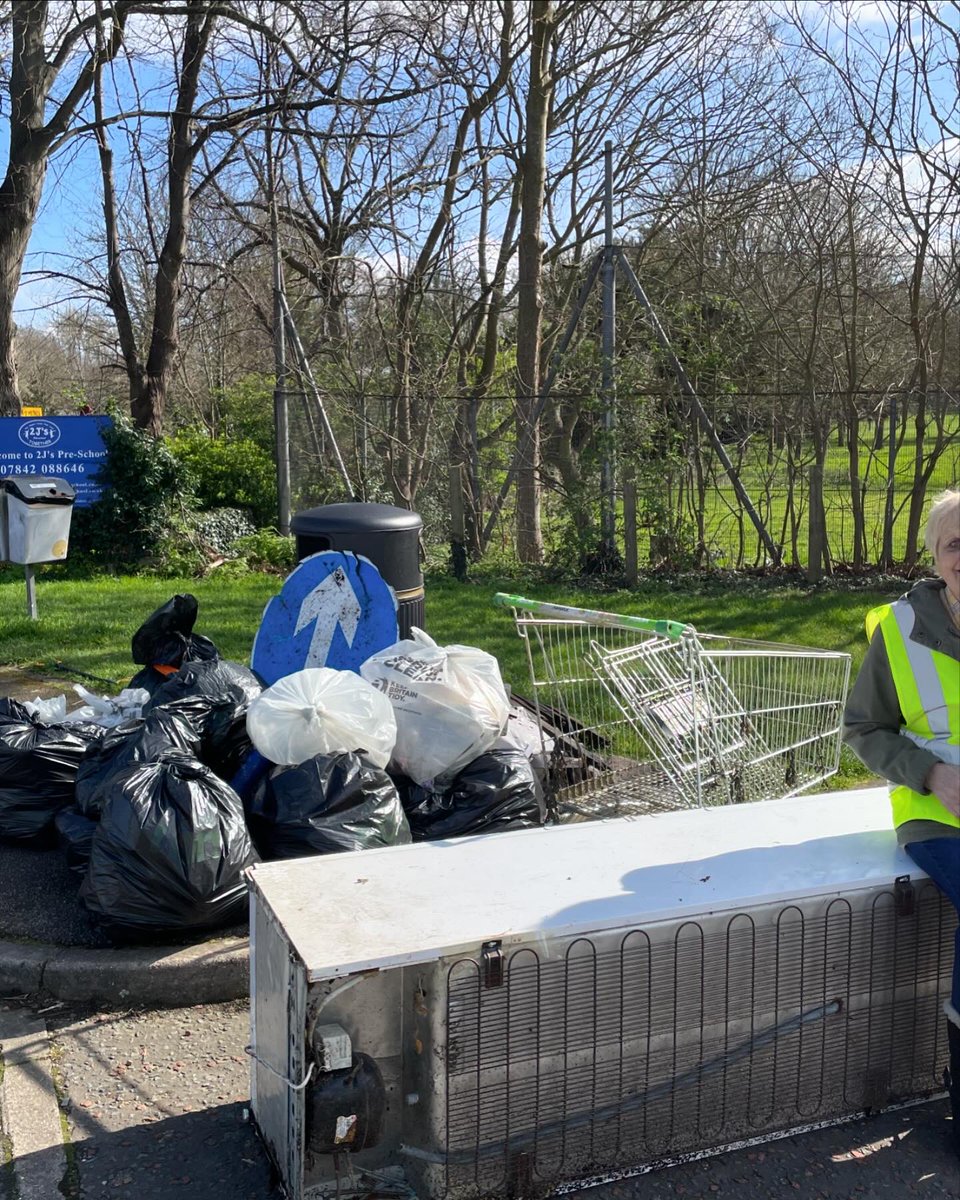 GillinghamLove's tweet photo. Thanks also to Councillors Marian Nestorov, Chrissy Stamp, Naushabah Khan and Lia Mandaracas for helping ๐๐ณโป๏ธ
#GreatBritishSpringClean2024 #LoveGillingham #lovewhereyoulive #makeadifference #community #local #spring #greenspace #parks #environment #activities #volunteering https://t.co/OlnEJllVCM