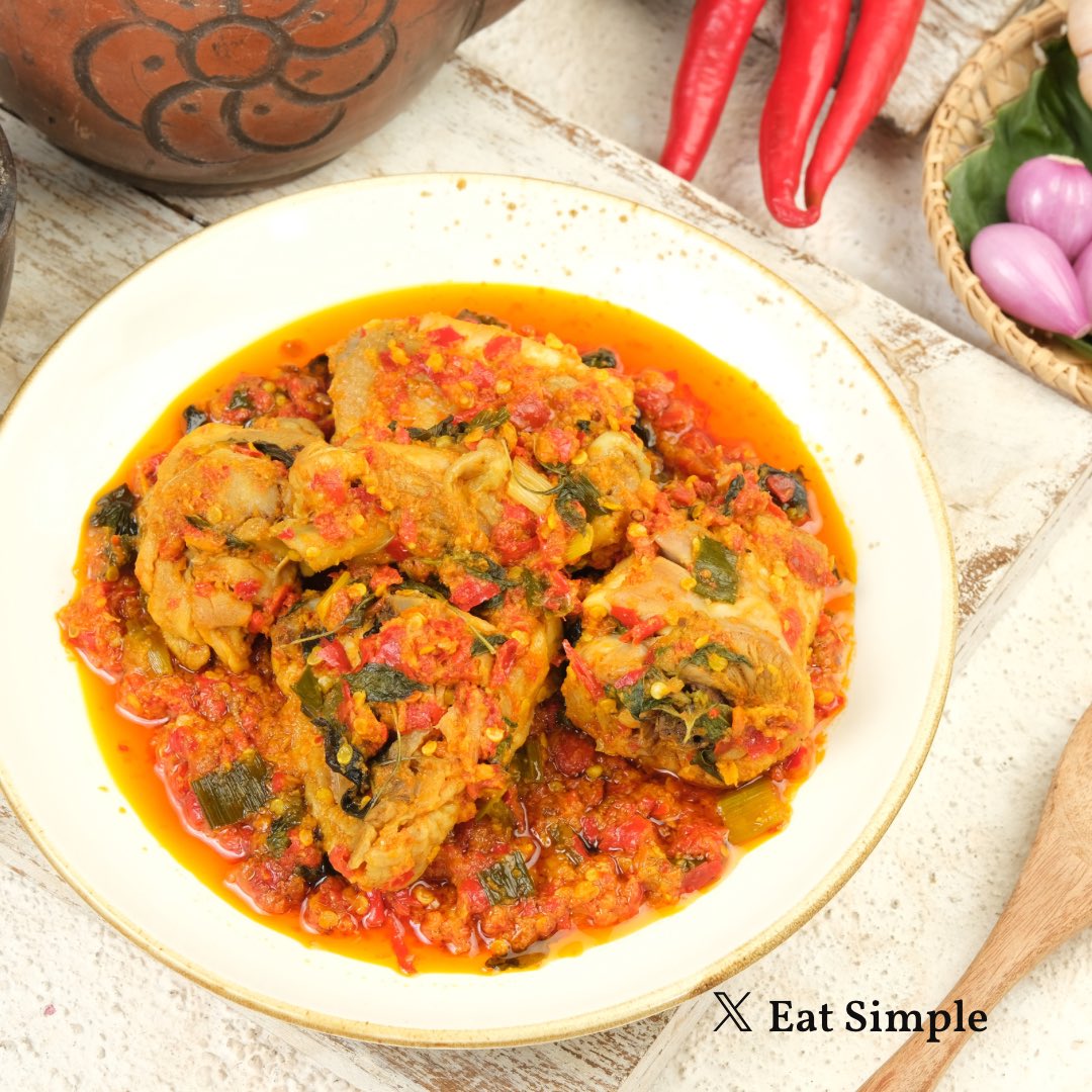 eatsimple_x's tweet photo. Resep Ayam Woku Kemangi 🥘🥘

* Ada yang tau ayam woku khas darimana?

Bahan-bahan:

- 500 gram daging ayam, potong sesuai selera
- 2 batang serai, memarkan
- 3 lembar daun jeruk
- 4 lembar daun salam
- 5 lembar daun kemangi
- 3 buah cabai merah besar, iris tipis
- 5 buah cabai rawit merah, iris tipis
- 2 cm jahe, memarkan
- 3 cm lengkuas, memarkan
- 2 buah tomat, potong-potong
- 2 sendok makan minyak untuk menumis
- Garam secukupnya
- Gula secukupnya
- Air secukupnya

Bumbu Halus:

- 5 buah cabai merah keriting
- 5 buah cabai rawit merah
- 6 siung bawang merah
- 4 siung bawang putih
- 2 cm kunyit
- 2 cm jahe
- 1/2 sdt terasi bakar (opsional)
- Garam secukupnya

Cara Membuat:

1. Tumis bumbu halus hingga harum dan matang.

2. Masukkan daging ayam, aduk hingga berubah warna.

3. Tambahkan serai, daun jeruk, daun salam, jahe, dan lengkuas. Aduk rata.

4. Tuangkan air secukupnya hingga ayam terendam. Biarkan mendidih.

5. Setelah mendidih, tambahkan garam dan gula secukupnya. Aduk rata.

6. Masukkan cabai merah besar, cabai rawit merah, dan tomat. Masak hingga ayam empuk dan bumbu meresap.

7. Terakhir, masukkan daun kemangi. Aduk sebentar hingga layu.

8. Angkat dan sajikan Ayam Woku Kemangi hangat dengan nasi putih. Selamat mencoba!

Editing: Canva
Thanks 𝕏 #eatsimple
