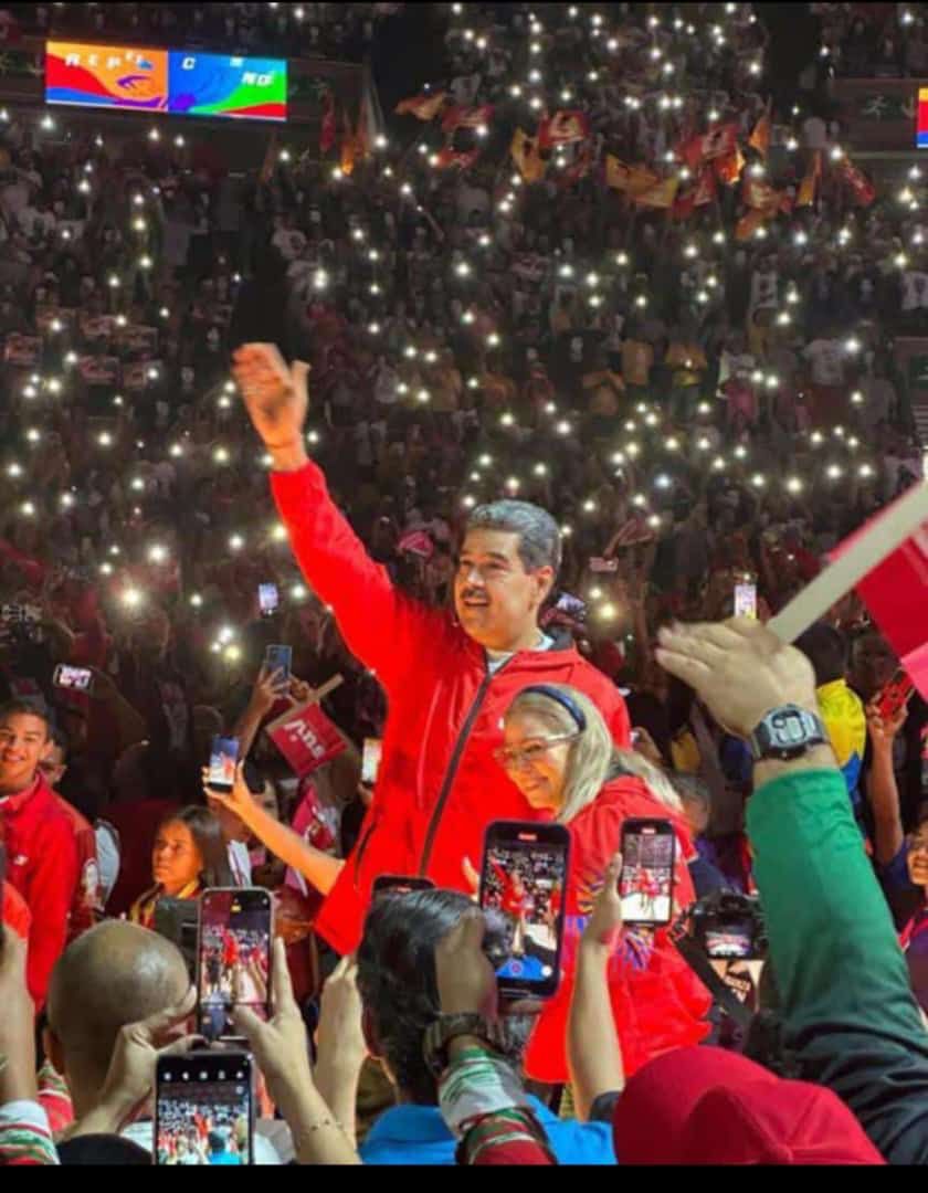 MichelleDVzla's tweet photo. ¡Epa! Hoy, en el congreso del @PartidoPsuv y de la @JuventudPsuv, ratificamos con la alegría del Pueblo que nuestro futuro y la esperanza del país entero están puestos en las manos de nuestro candidato @NicolasMaduro. 

#ElQueVaEsNicolás ¡Venceremos! https://t.co/6q842wpH3q