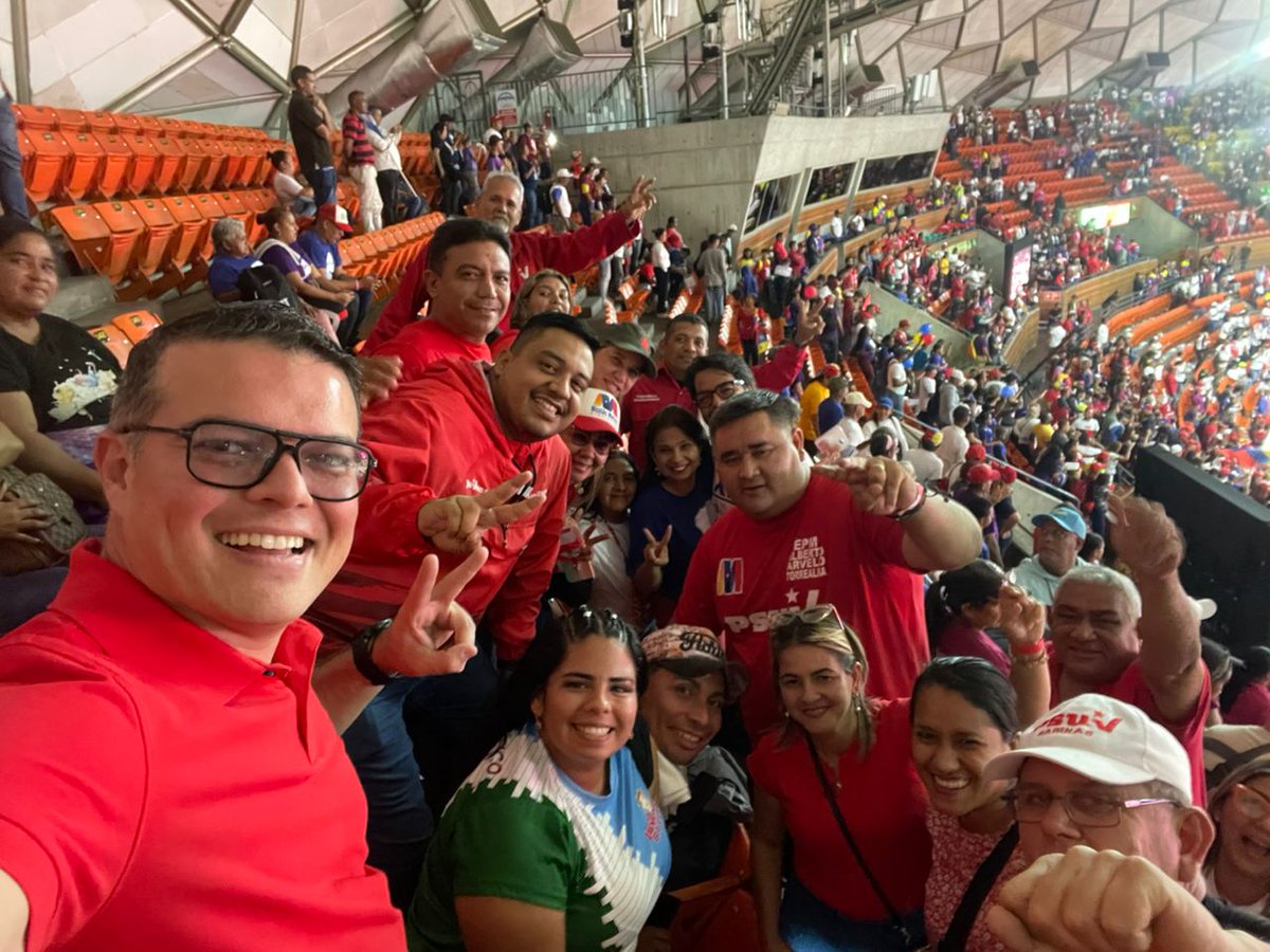 MichelleDVzla's tweet photo. ¡Epa! Hoy, en el congreso del @PartidoPsuv y de la @JuventudPsuv, ratificamos con la alegría del Pueblo que nuestro futuro y la esperanza del país entero están puestos en las manos de nuestro candidato @NicolasMaduro. 

#ElQueVaEsNicolás ¡Venceremos! https://t.co/6q842wpH3q