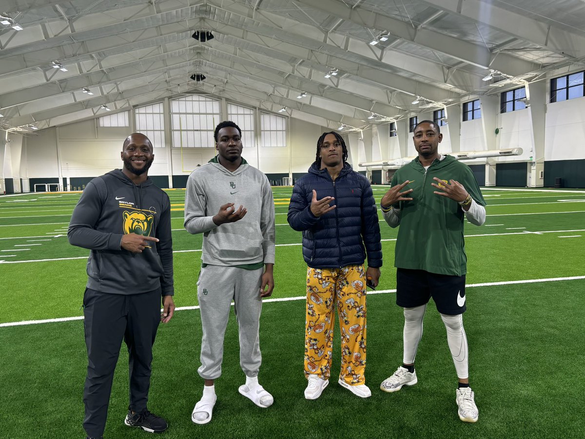 FLA boys in texas. JC south Fl, Trigg west Fl, KT north Fl and DB central Fl. Need to get that pipeline back flowing from da crib🍊🏝️🌃 #Sicem 772, 813, 904, 386 @Jamar51Chaney @mtrigg_ @KThomas2022