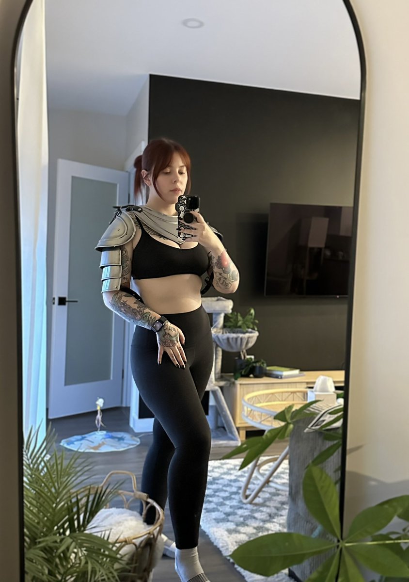 tephie_cos's tweet photo. Any princes(ses) or nobles need saving? Can you guess what cosplay this is for 👀 https://t.co/iorstut7u4