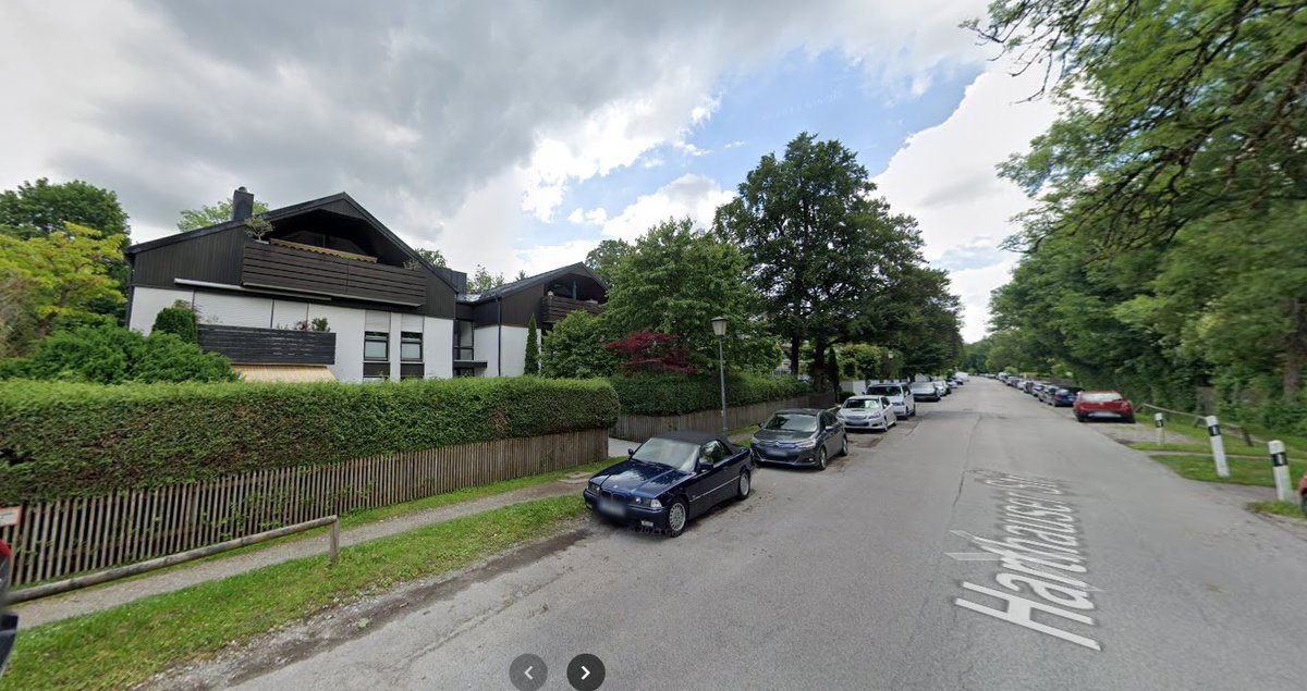 🔴 Başka ülkelerin şehirleri  ile ülkemi kıyaslayınca o kadar çok üzülüyorum ki!
Bu kadar kötü yaşam alanları üretmek için içimize gizli bir düşman yerleştirmiş olmalılar.
İnsan kendi halkına bu kötülüğü yapar mı?
Berlin'den bir sokak.
Çoğu yerde ağaçlardan evleri görmek mümkün