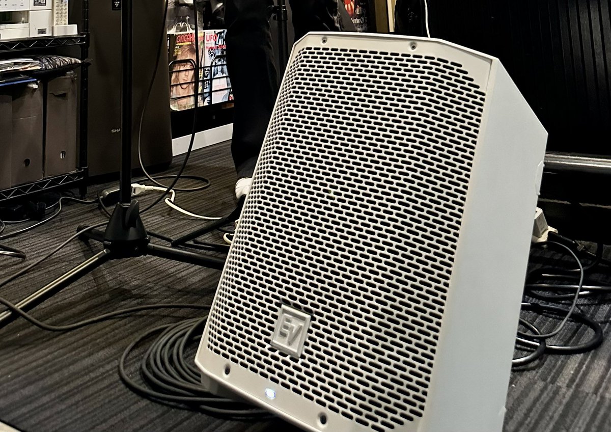 reborn26n's tweet photo. 昨晩もお世話になったElectro-VoiceのPAスピーカー EVERSE8。ライブ用スピーカーはもちろん、セミナーイベント会場など幅広く利用できるとのこと。セミナーやダンスイベントにも使えそうなので、自分用に購入しようと思います😊
#ElectroVoice #EVERSE8 https://t.co/nZwtmbI5Db