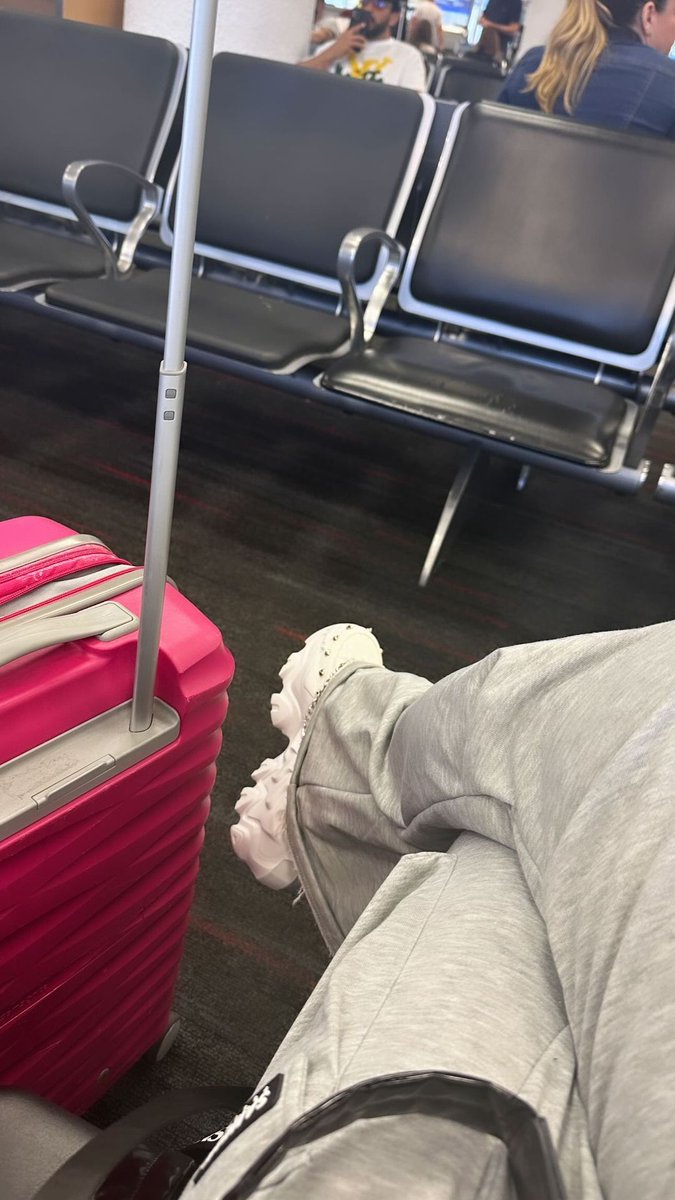 KatieAngelNotas's tweet photo. #KatieAngelNotas
Katie Angel durante la noche y madrugada de ayer viajo a la Cuidad de México todo listo para su presentación de mañana Domingo 17 de marzo🗓️ a las 1:00 p.m.⏰ en el Foro La Paz abriendo así su MEET & GREET TOUR ✨🩷
#KatieAngel #Preciosuras #AngelsArmy https://t.co/7wYBnICjoa