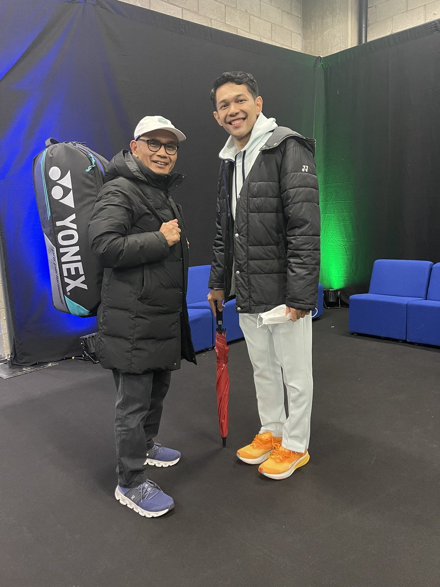 Pekerjaan musiman saat Kejuaraan Badminton All England… yaitu membawakan tas Aa  Ajay… 

Semoga dapat mempertahankan gelar juara ganda putra All England bersama Mas Jombang… Aamiin YRA

#AllEngland2024