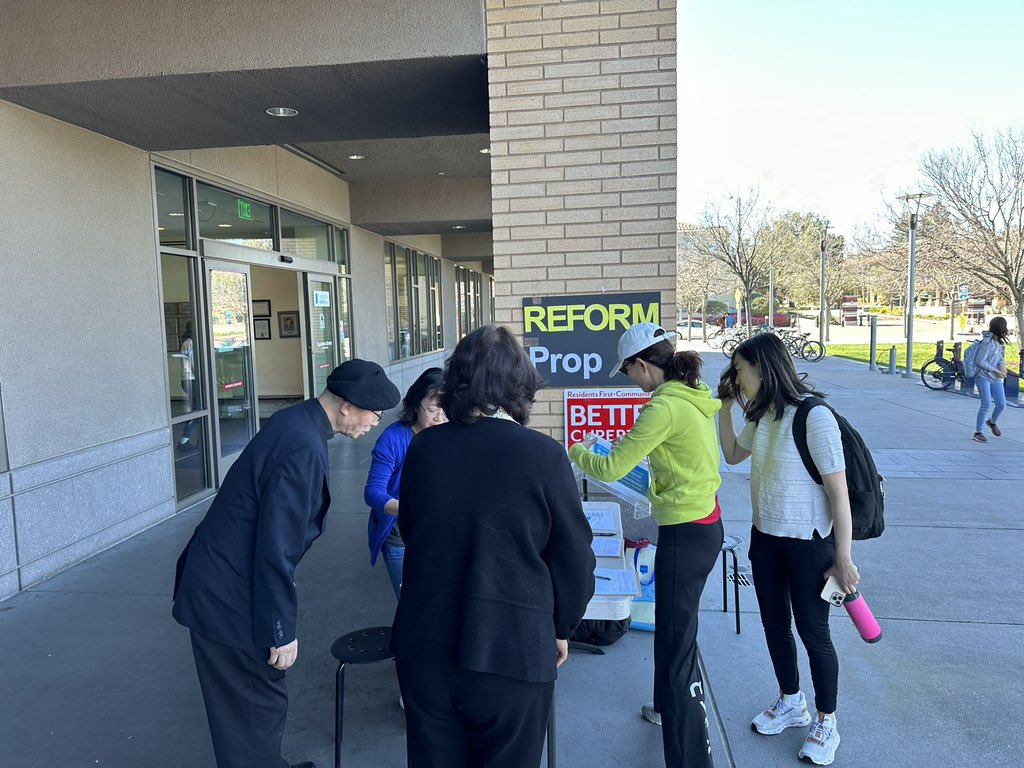 ECalifornians's tweet photo. This weekend we have 6 Bay Area cities!
And the reforming #prop47 forms are constantly running out due to the historically high participation from our neighbors!
This is by far the most popular petitions I have helped collecting ever!
#ReformProp47
#StopShopLifting
#RestoreLawAndOrder