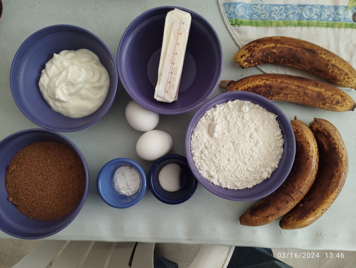 luisxolavarria's tweet photo. Homemade banana bread with dark semi bitter chocolate folded in the dough. Had to let it rest and now had a taste. Great combo. #FoodAndDrink #Food #HighAngleView #Freshness #bananabread #chocobananabread https://t.co/iQwMvKLqec