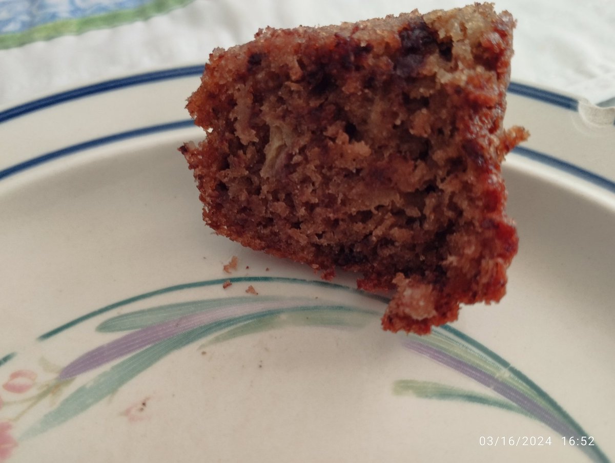 luisxolavarria's tweet photo. Homemade banana bread with dark semi bitter chocolate folded in the dough. Had to let it rest and now had a taste. Great combo. #FoodAndDrink #Food #HighAngleView #Freshness #bananabread #chocobananabread https://t.co/iQwMvKLqec