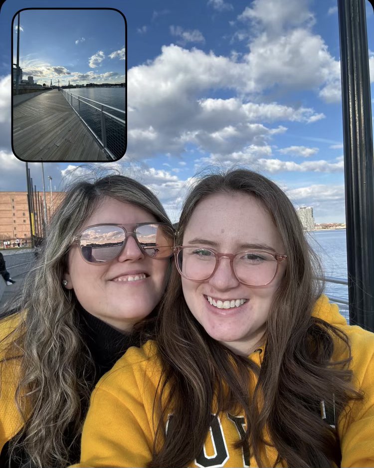 lhowe1021's tweet photo. Bruins game with my love ❤️ https://t.co/r8Jaow82Ns