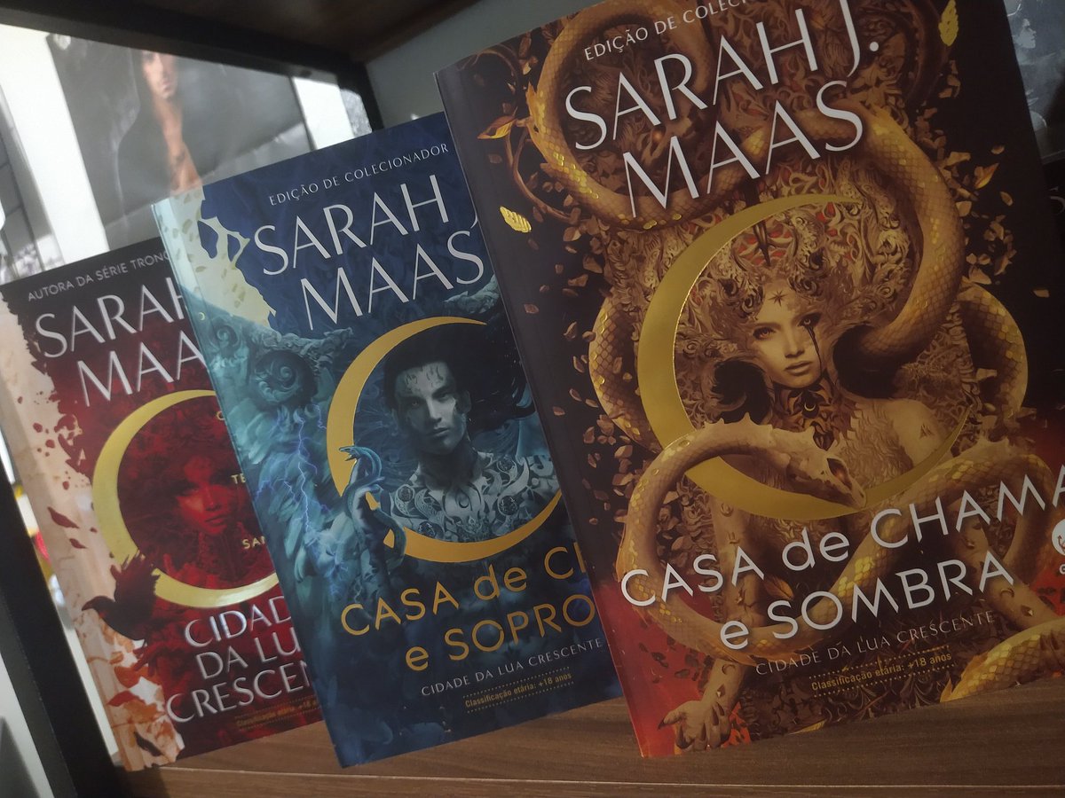 Eu, 3 livros com detalhes dourados, uma cola pva e um sonho de não descascar, 5 meses passaram e as luas ainda estão perfeitas kkkk