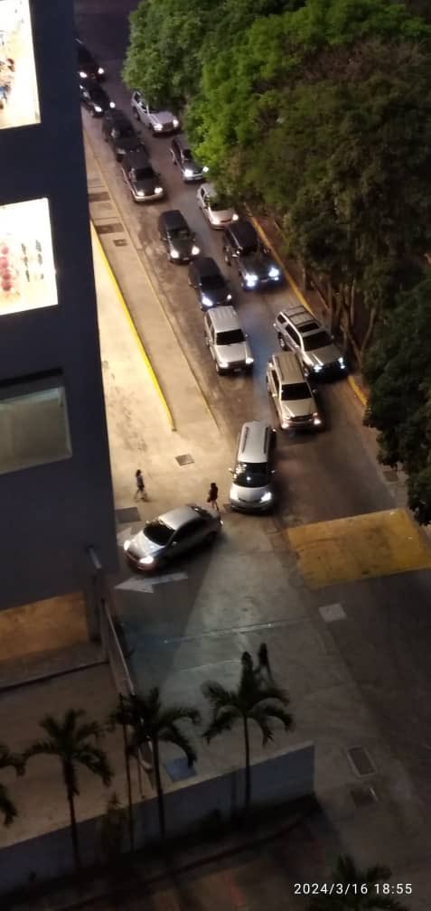 🔺 Denuncia Pública 🔺 
Hora: 7 pm
Día: #16Marzo24 
Lugar: Calle 1 de El Cigarral
Motivo: Ingreso de vehículos al CC #Traki 
Situación: Colapso del tránsito

<a href="/PoliciaHatillo/">PoliHatillo</a> <a href="/elhatillo/">Alcaldía El Hatillo</a> #ElHatillo #ElHatilloPosible