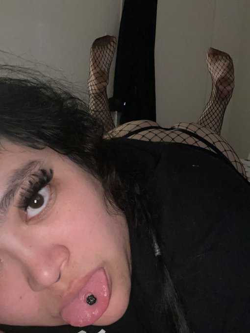 I never wear fishnets but I think after yesterday I have become a fishnets bitch 🥰🥰🥰🥰🥰🥰 https://t.co