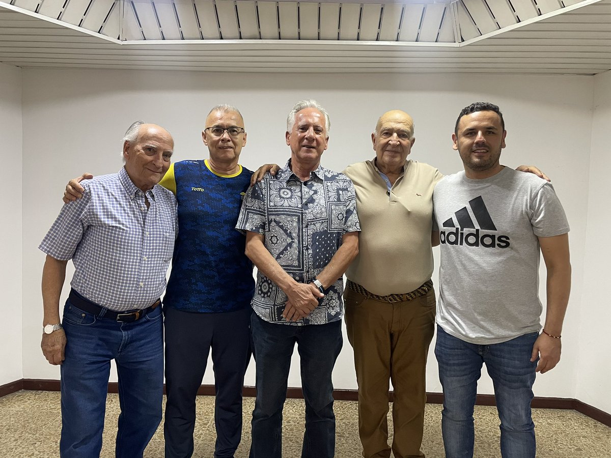 CDLosPaisitas's tweet photo. Hoy llevamos a cabo la Asamblea General Ordinaria ✅

Con satisfacción presentamos los informes y balances que nos permiten seguir trabajando por la comunidad infantil en el país 🇨🇴

Igualmente, le damos la bienvenida a @dazaco, quien llega a integrar la Junta Directiva 👏 https://t.co/RZ1XnMv3Af