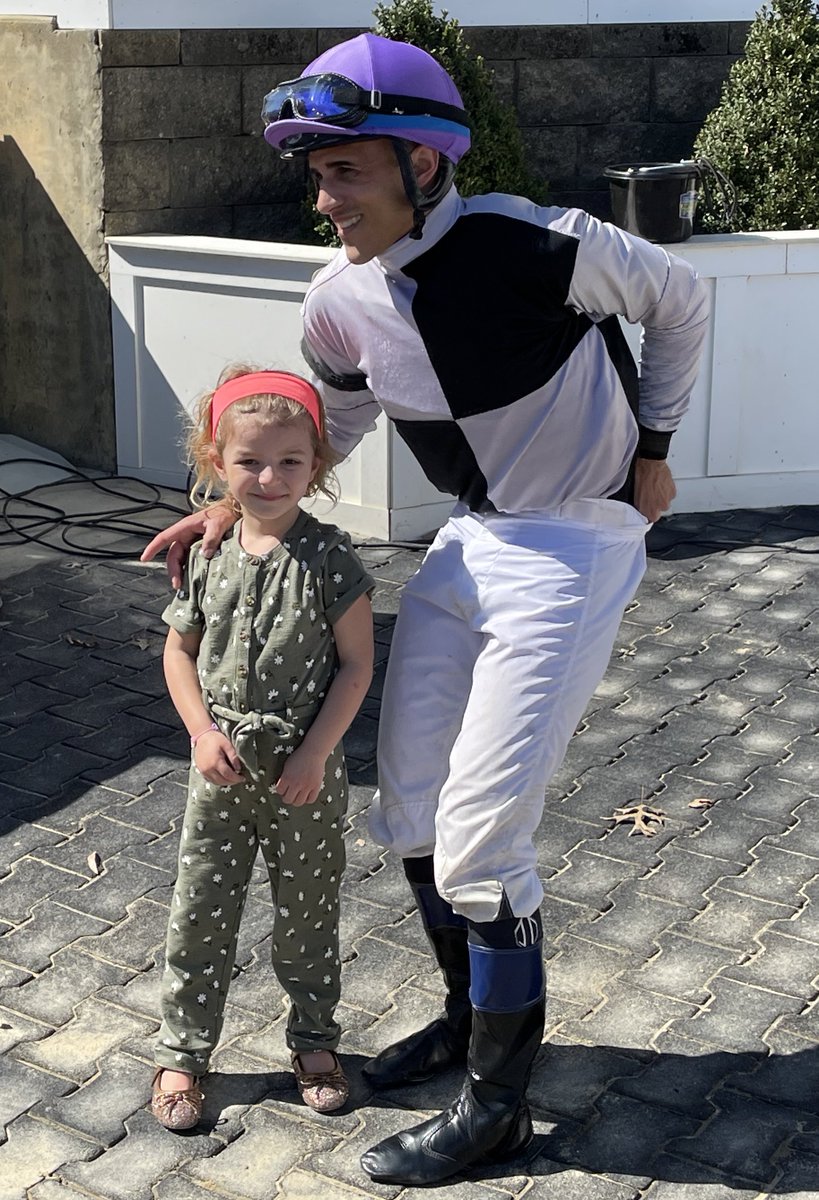 How cool is that! @BTRracingstable’s Edester, the @MarylandTB 3 yr old filly namesake of owner/trainer @MrsRussell26’s daughter Edy, wins along the rail in the 5th at @LaurelPark w/@JevianToledo up & dad @SheldonRussell1 w/ little brother Rye cheering her onto her maiden win!