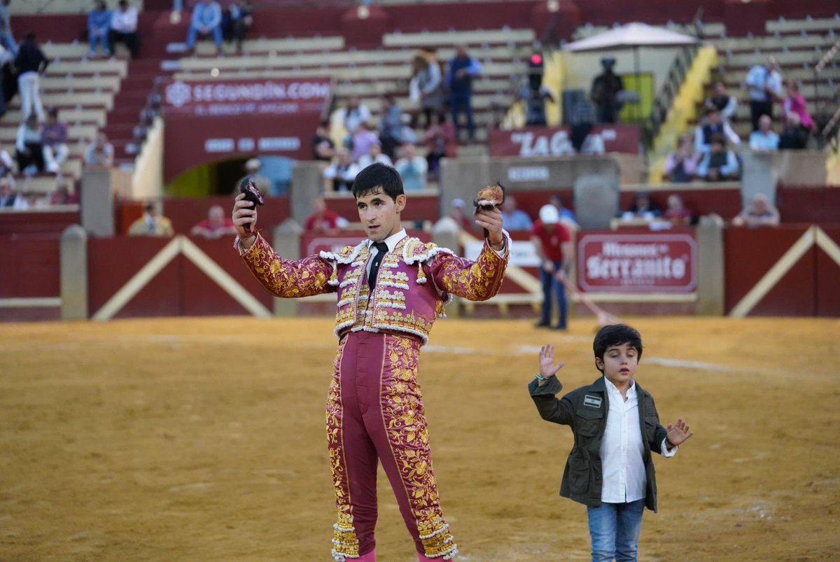 ctorosandalucia's tweet photo. @mariosanro3 @capdevilagc 📸  𝗔𝗩𝗔𝗡𝗖𝗘 | Sanlúcar de Barrameda, primera novillada clasificatoria del Circuito de Andalucía.

👉🏼 Dos orejas tras aviso para @mariosanro3 en el cuarto de la tarde, de Torrehandilla, premiado con la vuelta al ruedo. https://t.co/vLcdTFD7gq
