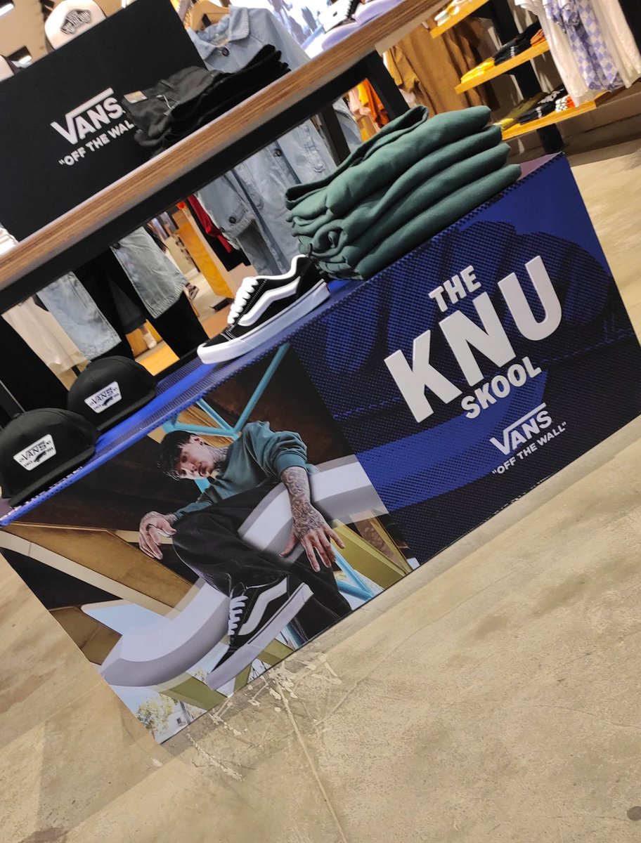 Xcry_Paraguay's tweet image. Aquí ya van saliendo las primeras fotitos en el local de la Campaña de @xCryboy con @Vans_Py . Estamos súper emocionadas!! Todo fue gracias a ustedes!!! Se vienen mas fotos!! 
Gracias a @zoldyckxcry miembro del fandom de xcry paraguay por las fotos🫵🏼💜 -j