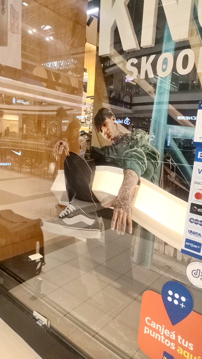 Xcry_Paraguay's tweet image. Aquí ya van saliendo las primeras fotitos en el local de la Campaña de @xCryboy con @Vans_Py . Estamos súper emocionadas!! Todo fue gracias a ustedes!!! Se vienen mas fotos!! 
Gracias a @zoldyckxcry miembro del fandom de xcry paraguay por las fotos🫵🏼💜 -j