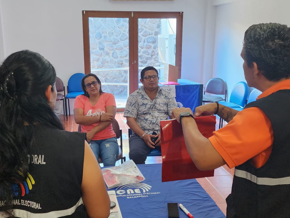 CNEGalapagos's tweet photo. CNEInforma 🗣️
📌Nuestro equipo de capacitadores territoriales continúan realizando la labor de  capacitación a los Miembros de Juntas Receptoras del Voto🗳️ para el #ReferéndumYConsulta2024

📌¡La democracia es deber de todos! 🇪🇨💪🏻

🗳️ ¡En democracia, #EcuadorVotaInformado! 🇪🇨 https://t.co/i3FXUzlrtk