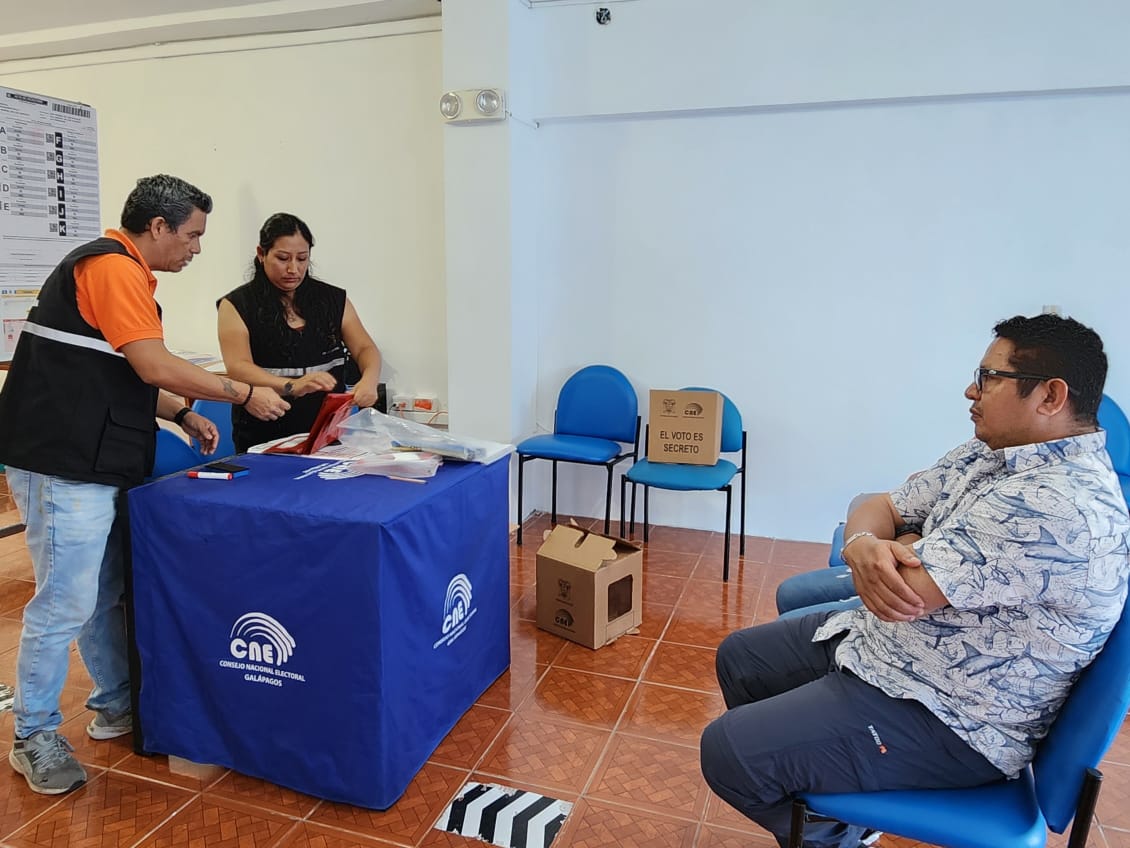 CNEGalapagos's tweet photo. CNEInforma 🗣️
📌Nuestro equipo de capacitadores territoriales continúan realizando la labor de  capacitación a los Miembros de Juntas Receptoras del Voto🗳️ para el #ReferéndumYConsulta2024

📌¡La democracia es deber de todos! 🇪🇨💪🏻

🗳️ ¡En democracia, #EcuadorVotaInformado! 🇪🇨 https://t.co/i3FXUzlrtk