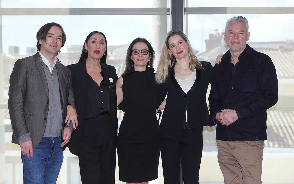 El <a href="/Teatro_Real/">Teatro Real</a> ofrecerá una nueva producción (17-28/03) uniendo las óperas #LaVozHumana (Poulenc) y #LaEspera (Schönberg) con un monólogo interpretado por <a href="/rossydpalma/">rossydepalma</a> creado para la ocasión: una reflexión sobre el desamor, el abandono y la soledad.
👇🏻
acortar.link/G8a9Rt