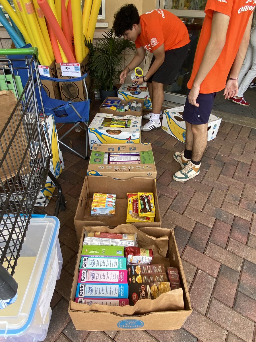 Helping SGA collect items for Spring Harvest Drive! #WildcatPride #LatinosInAction #StrongerTogether <a href="/latinosinacti0n/">Latinos In Action</a> <a href="/principalarrojo/">principalarrojo</a>