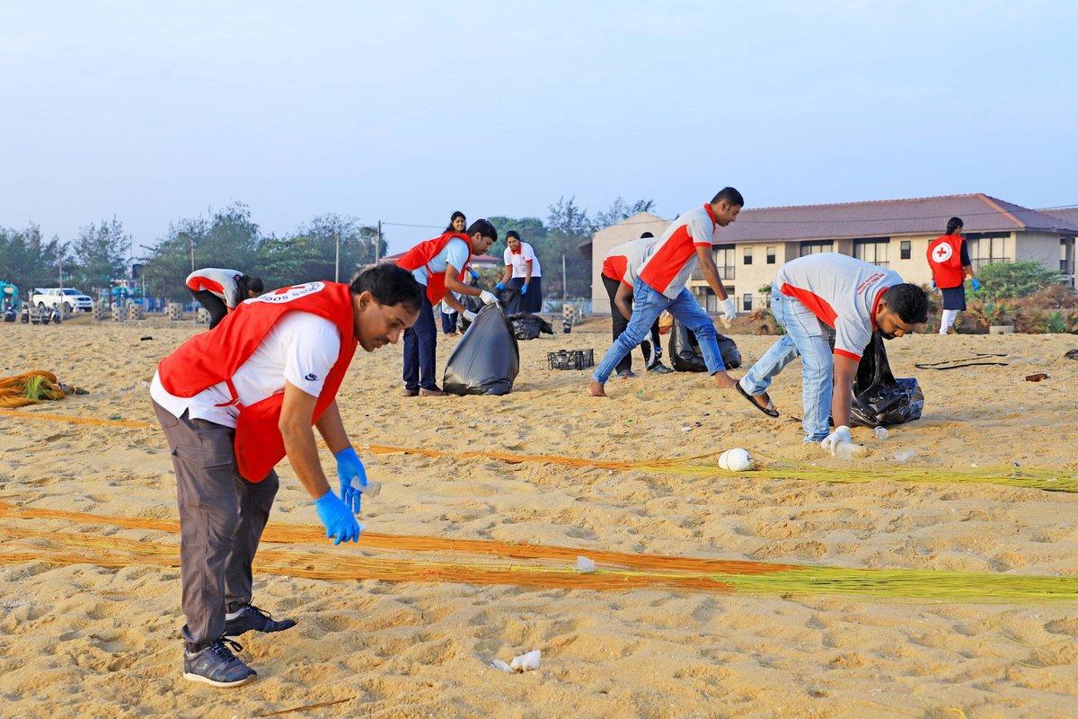 SLRedCrossMul's tweet photo. Joining hands for a cleaner future!  
Our Volunteers, Members and Staff stepped in for a Beach Cleaning Programme at Mullaitivu Beach on 8th March 2024.
Together, we're making a positive impact on our environment
#slrcs #IFRC #ICRC #itsaboutservingpeople https://t.co/gwRRVnQ879