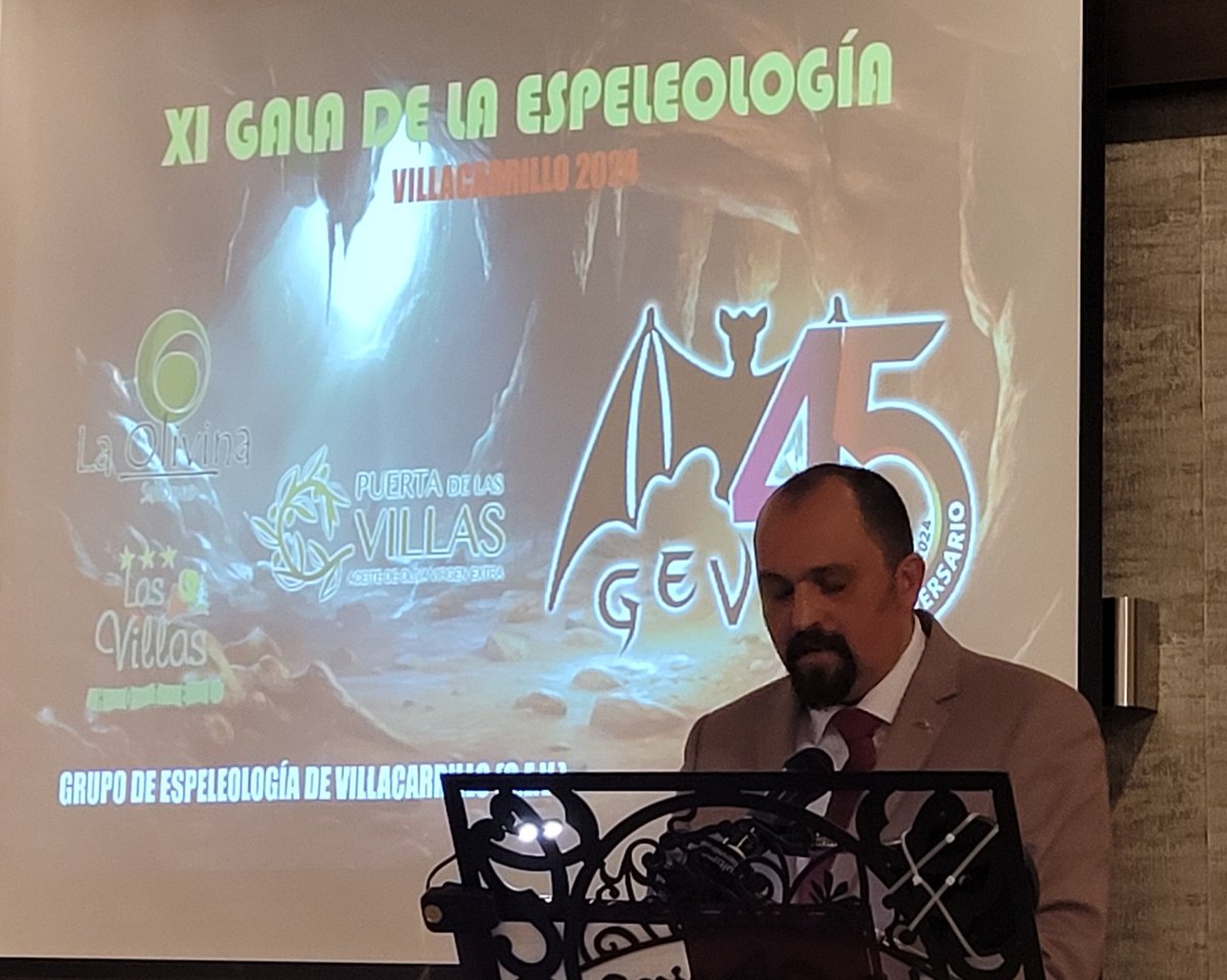 El presidente del Grupo Espeleólogico de Villacarrillo (GEV), de Jaén, dando comienzo a la XI Gala de la Espeleología, donde un amplio elenco de espeleólogos, científicos y asociaciones ha sido galardonado este año en el que se conmemora el 45 Aniversario de este importante grupo