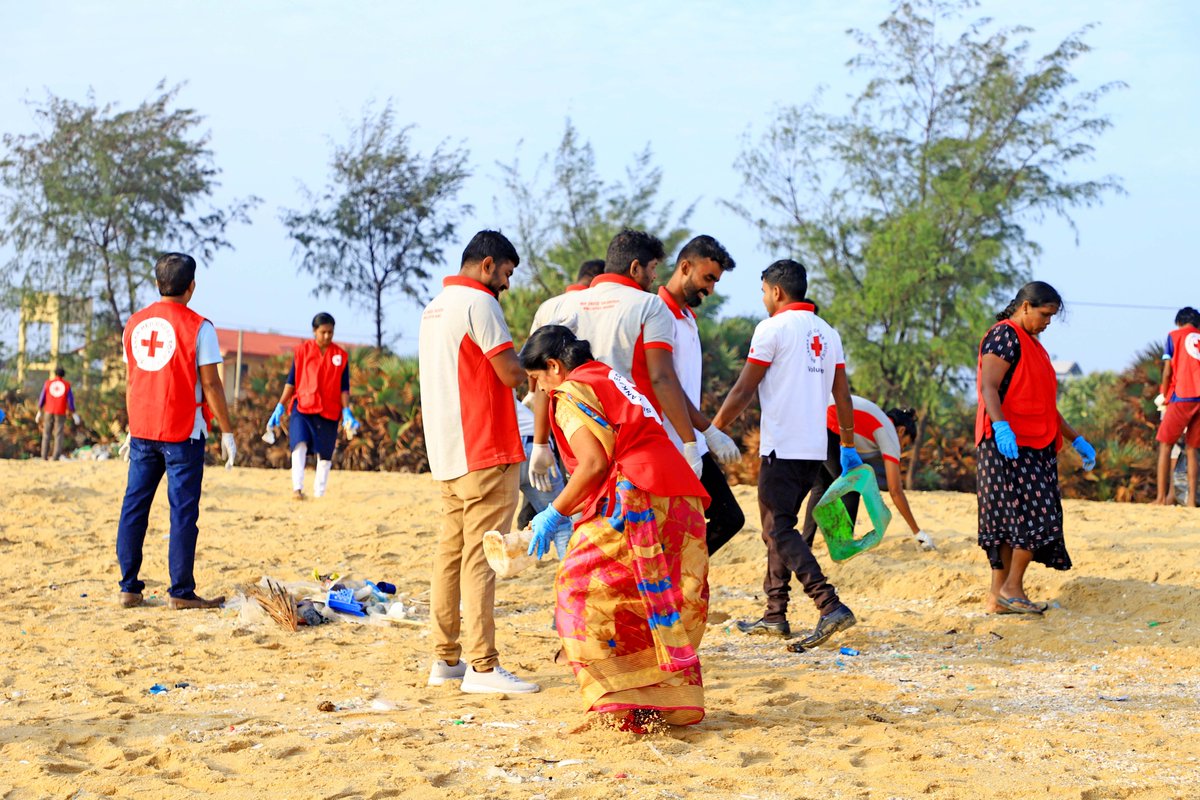 SLRedCrossMul's tweet photo. Joining hands for a cleaner future!  
Our Volunteers, Members and Staff stepped in for a Beach Cleaning Programme at Mullaitivu Beach on 8th March 2024.
Together, we're making a positive impact on our environment
#slrcs #IFRC #ICRC #itsaboutservingpeople https://t.co/gwRRVnQ879