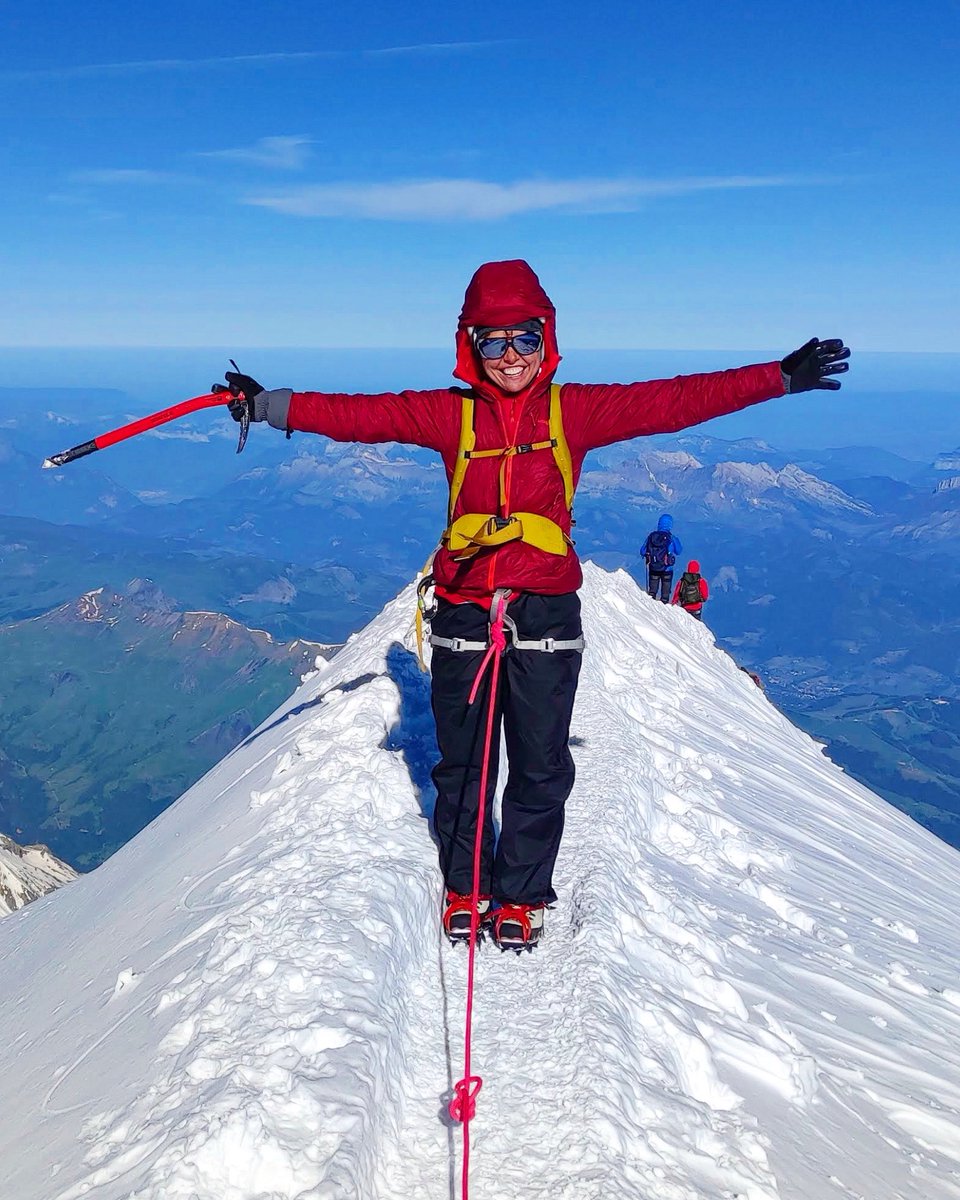 Mont Blanc summit ridge! 🏔️🎒❄️⛏️🪢😎🇫🇷 “Oh but Mont Blanc’s just a high walk” - really? Give your head a wobble. It’s really high, with an awesome exposed summit ridge, and with objective risks for the guides to constantly juggle to keep you safe. 〽️ icicle-mountaineering.ltd.uk/mont+blanc+gui…