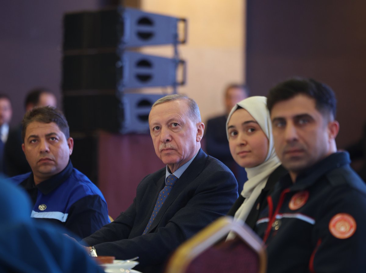 RTErdogan's tweet photo. Birliğin, dirliğin ve bereketin sembolü olan iftar soframızı şereflendiren çalışma hayatının temsilcilerine, Türkiye Yüzyılı’nın emekçilerine teşekkür ediyorum.

Emekleri ve tertemiz alın terleriyle ülkemizi bugünlere getiren tüm çalışanlarımıza selamlarımı gönderiyorum. https://t.co/wNBco4pKA0