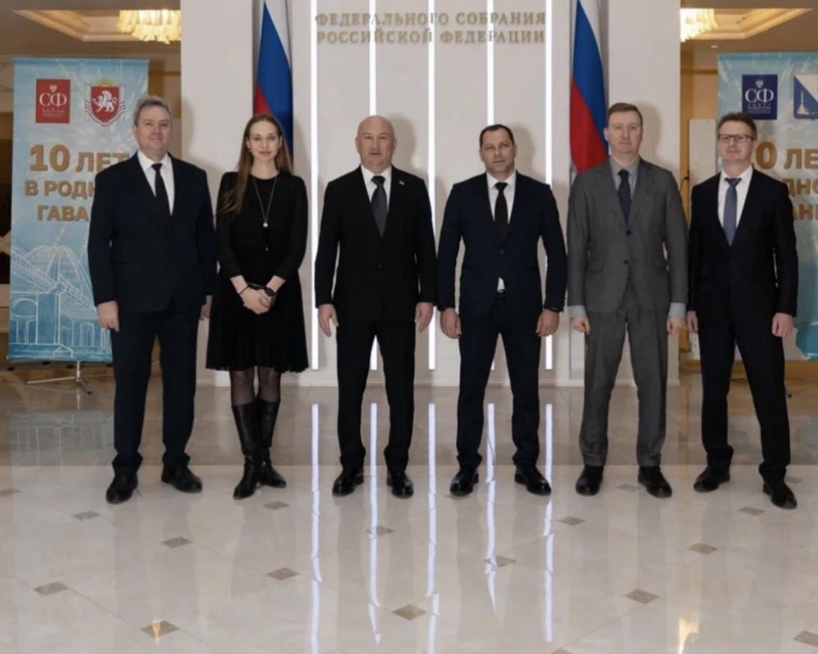 Састанак са сенатором Константином Косачовим, председником Комитета за спољне послове Савета Федерације, и сенаторком Јеленом Афанасјевом.

Тема састанка били су председнички избори и учешће наше делегације у тиму од 700 међународних посматрача из 106 земаља света.