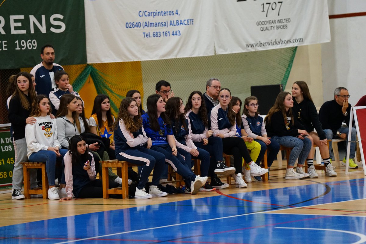 CBAlmansa's tweet photo. Y en el descanso del encuentro ante @HuelvaComercioL, homenaje a todas las jugadoras de nuestra #CanteraCBA🤩

¡Sois las más grandes!

#OrgulloAzul #JuntosSomosMásFuertes #LaFuerzaDelEquipo https://t.co/CWqrBtllh8
