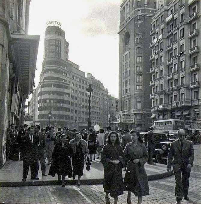 gatopormadrid's tweet photo. Preciosa fotografía de la Gran Vía de Madrid en 1955. https://t.co/bs5tBwZUJq