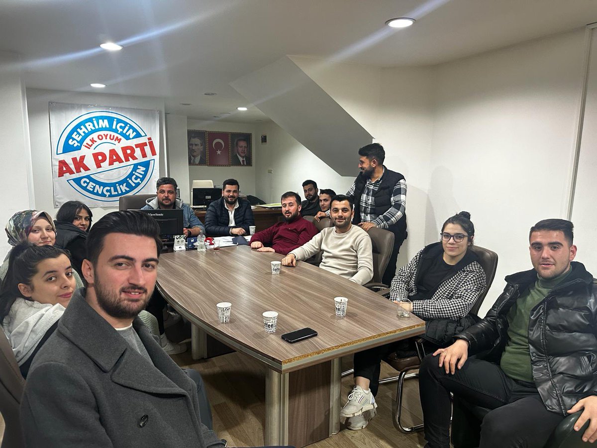 AkGenclikcubuk's tweet photo. #ilkoyum AK Parti’ye” programı kapsamında ilk kez oy kullanacak genç seçmen kardeşlerimizle buluştuk.

Gençlerin tercihi belli.😎
Ulaşılmadık genç, dokunulmadık gönül kalmayana kadar devam. https://t.co/D1voRe4703