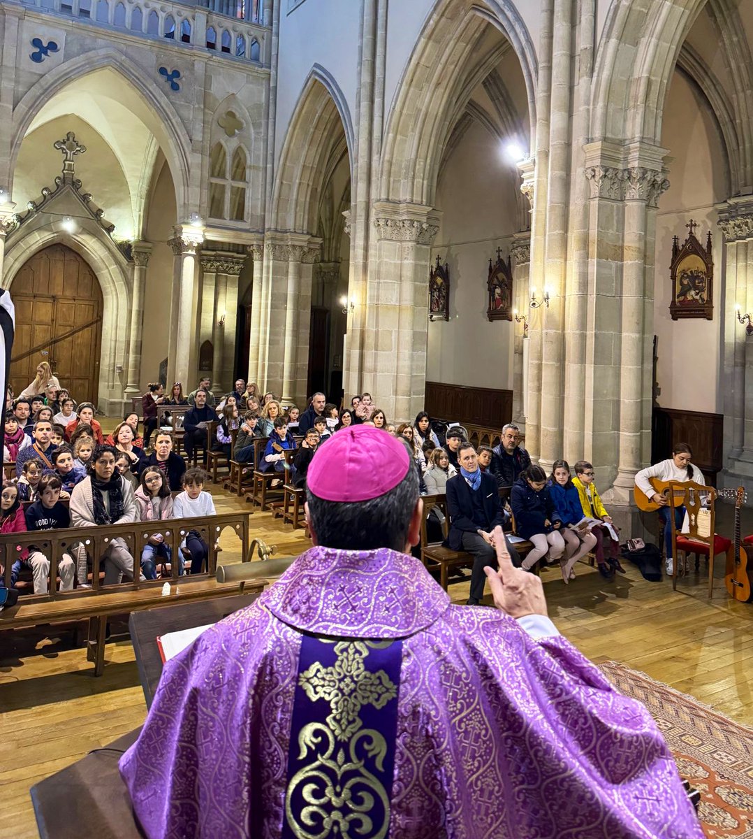 DiocesisVitoria's tweet photo. OBISPO 🙏🏼 | El @ObispodeVitoria ha sido invitado por el colegio @NClic a impartir una catequesis a padres, profesores y alumnos con motivo de la #Cuaresma. El encuentro ha finalizado con una misa en la iglesia del Monasterio de la Visitación de #VitoriaGasteiz. https://t.co/DVDeHBFXK5