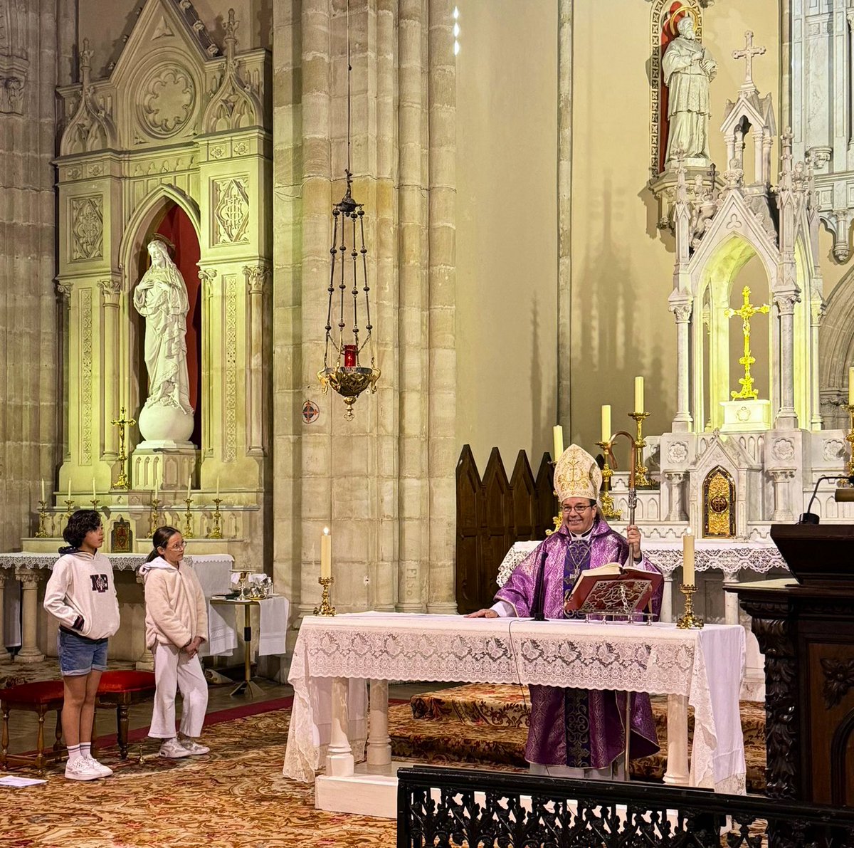 DiocesisVitoria's tweet photo. OBISPO 🙏🏼 | El @ObispodeVitoria ha sido invitado por el colegio @NClic a impartir una catequesis a padres, profesores y alumnos con motivo de la #Cuaresma. El encuentro ha finalizado con una misa en la iglesia del Monasterio de la Visitación de #VitoriaGasteiz. https://t.co/DVDeHBFXK5