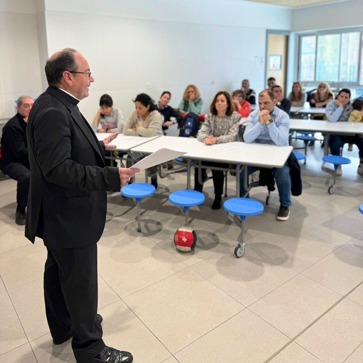 DiocesisVitoria's tweet photo. OBISPO 🙏🏼 | El @ObispodeVitoria ha sido invitado por el colegio @NClic a impartir una catequesis a padres, profesores y alumnos con motivo de la #Cuaresma. El encuentro ha finalizado con una misa en la iglesia del Monasterio de la Visitación de #VitoriaGasteiz. https://t.co/DVDeHBFXK5