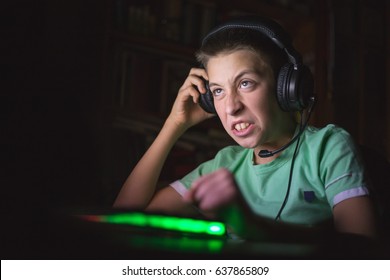 lSayLessl's tweet photo. A question I always (ALWAYS) wanted to ask @DwayNation but never got around to it.

What is the least to most disrespectful in a game:
-Getting called the N-word in Call Of Duty
-Someone pulling the griddy on you when they kill ya
-Backshots from Geras
Tea bagging in Halo https://t.co/6iA4qfQJXQ
