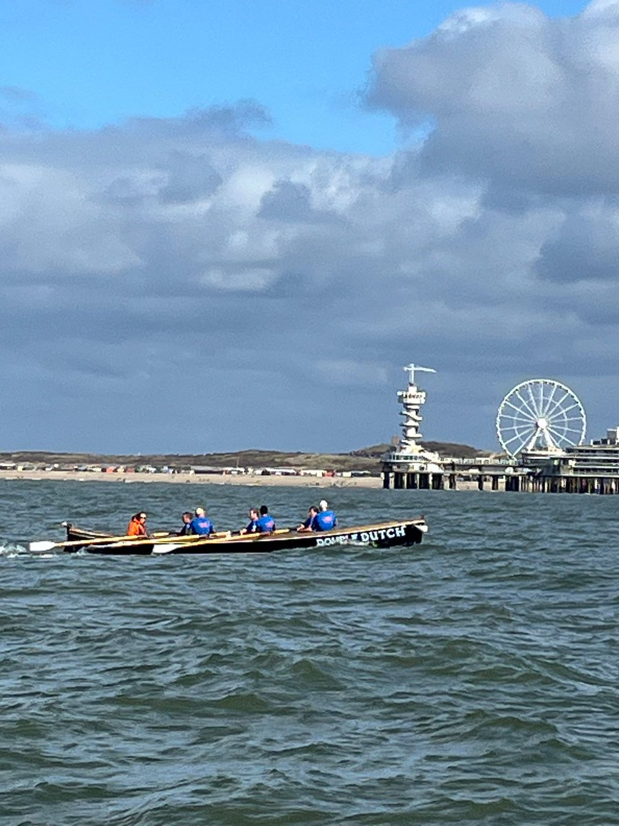 kreuger62's tweet photo. Spectaculair roeien op zee vandaag. Hoge deining en koud in de ochtend, makkelijker zee en zon in de middag. #roeien #gigrowing @KWVdeKAAG https://t.co/4UTeLpZRS5