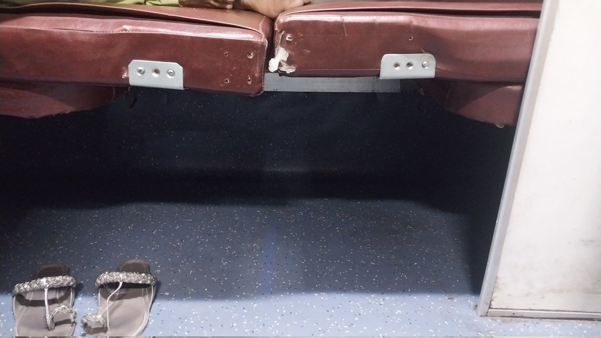 pravprakash's tweet photo. @WesternRly @RailMinIndia quality of 2 AC Berth in A1 - 19843. Full price and half service. All attention to Vande Bharat and showoff, ignoring basic service and quality of travel. https://t.co/gHrWwyQkVf