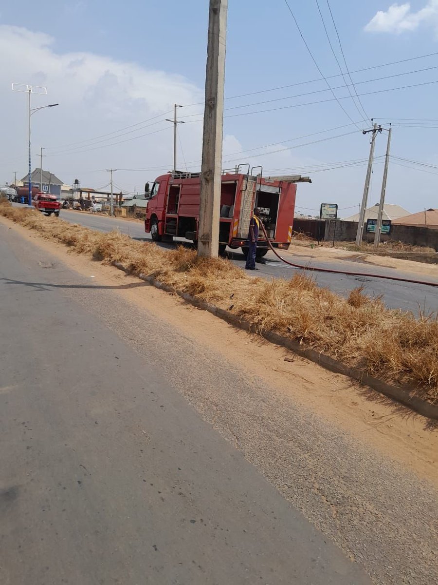 Good news! 

The danger has been averted at Coca Cola junction off Asadam Road. The Kwara State Fire Service @FireKwara was on standby while the PMS was safely transferred to another tanker. The area is now secure for both pedestrians and road users. Thank you for your patience