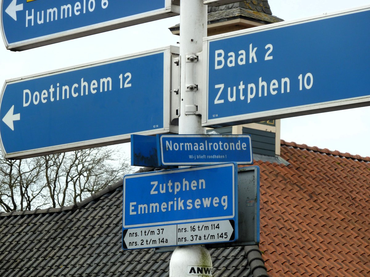 DolfRuesink's tweet photo. Het Achterhoekse dorp #Toldijk (900 inwoners) heeft slechts één verkeersknooppunt, de Normaalrotonde. De boerenrockband speelde in totaal 72 x in het dorp, een record, want nergens elders in ons land gaf de groep zoveel concerten. #Normaal https://t.co/KeKc9YwmWm
