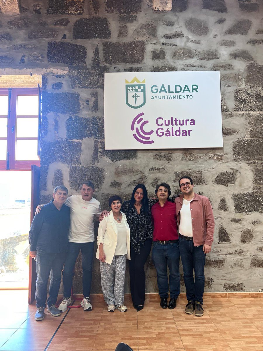 GarciaEstebFund's tweet photo. 📸 Fotos de familia tras la finalización de las clases magistrales que hemos impartido a los estudiantes de piano 🎹 de la escuela de música Pedro Espinosa, en Gáldar. 

@AytoGaldar https://t.co/flM3hWVupD