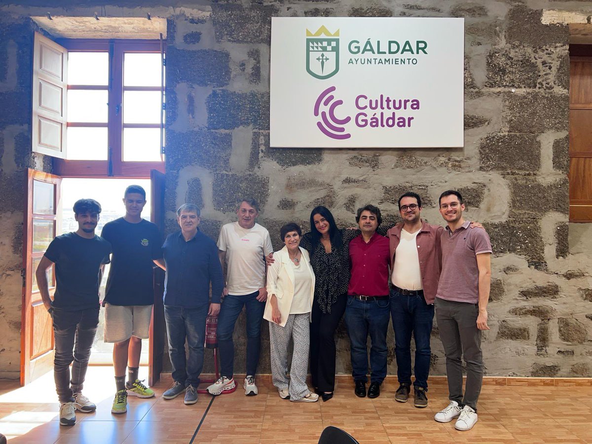 GarciaEstebFund's tweet photo. 📸 Fotos de familia tras la finalización de las clases magistrales que hemos impartido a los estudiantes de piano 🎹 de la escuela de música Pedro Espinosa, en Gáldar. 

@AytoGaldar https://t.co/flM3hWVupD