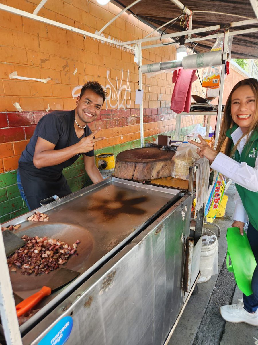 IvonneMacielF's tweet photo. ¡Recorriendo el corazón de nuestra comunidad en el Mercado Solidaridad! Conversando con comerciantes y vecinos, escuchando sus necesidades y compartiendo ideas para un futuro mejor. Juntos, construiremos una comunidad más fuerte y unida. 💚#ConIvonneVa #FuerzaVerde https://t.co/u7v7VKQ8jR