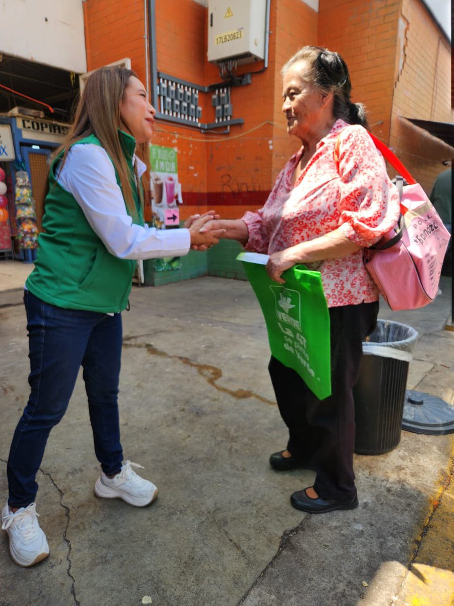 IvonneMacielF's tweet photo. ¡Recorriendo el corazón de nuestra comunidad en el Mercado Solidaridad! Conversando con comerciantes y vecinos, escuchando sus necesidades y compartiendo ideas para un futuro mejor. Juntos, construiremos una comunidad más fuerte y unida. 💚#ConIvonneVa #FuerzaVerde https://t.co/u7v7VKQ8jR