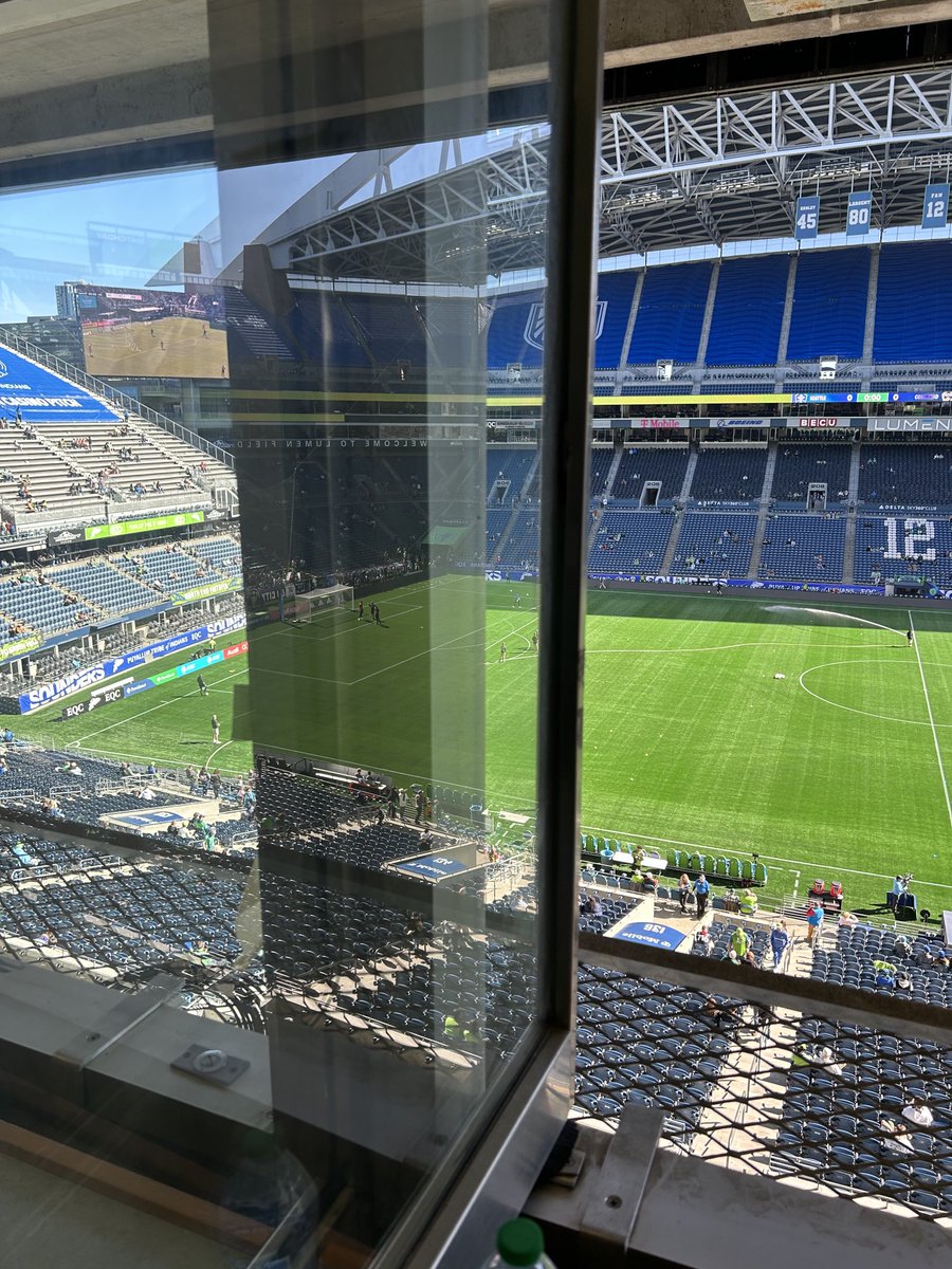 Pregame brain teaser as we kill some time before kickoff in Seattle.   Can someone explain this photo? That is an actual pole blocking my view. ⁦@MileHighCape⁩ will buy dinner for the winner. 

And by the way, join us on <a href="/AltitudeSR/">92.5 FM - Denver's Altitude Sports Radio</a> 92.5 FM.  player.listenlive.co/20551