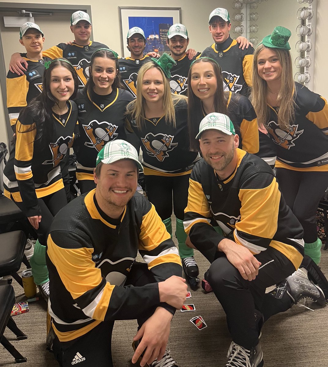 CleanIce23's tweet photo. Happy St. Patrick’s Day Weekend! 🐧🍀 https://t.co/omuGNcdteK