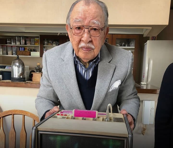 歴史写真 カラオケ装置の発明で知られる日本人技術者、根岸重一氏が100歳で死去したとウォール・ストリート・ジャーナル紙が報じた。 1月26日に転落後の自然死で亡くなったことは、娘の高野淳美さんによって最近確認された。